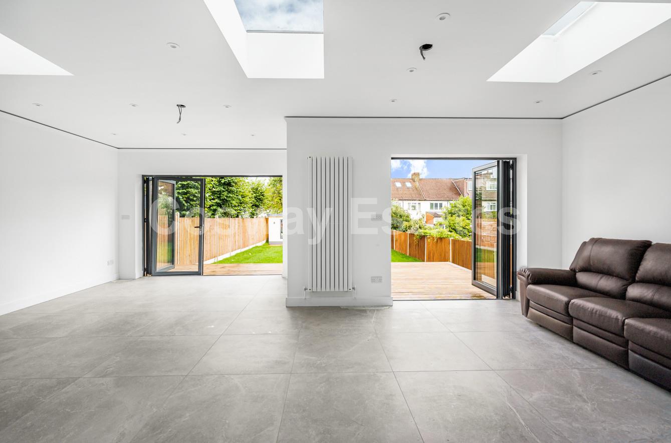 Sylvan Avenue, Mill Hill